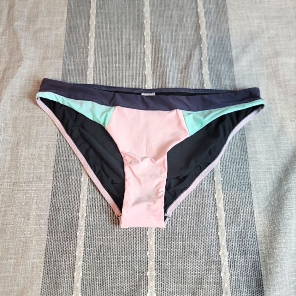 NWOT- VENUS Bikini Bottoms 